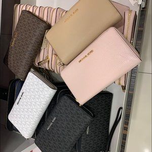 DEAL ALERT! MICHAEL KORS Smartphone Wristlet